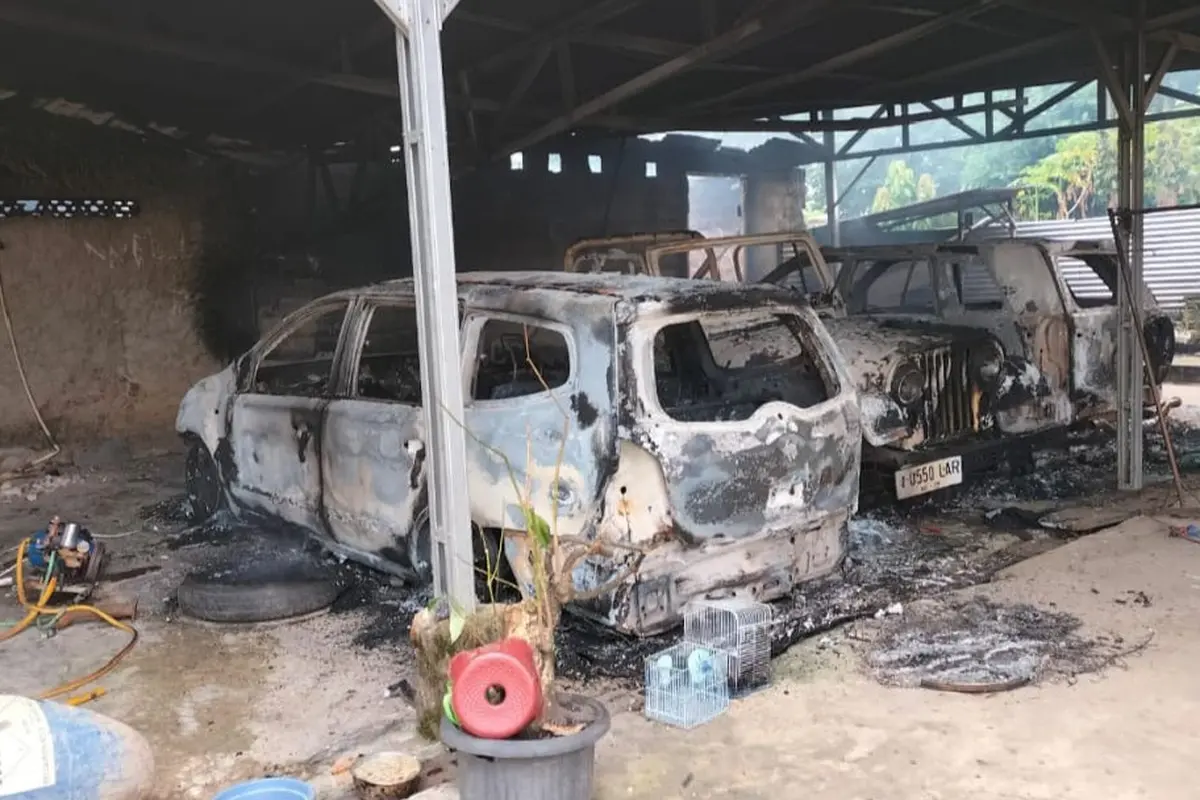 3 unit kendaraan roda empat ludes dibakar massa saat kericuhan terjadi di Lampung Tengah. Foto : (Istimewa).