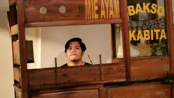 Salah satu film yang digarap oeh Kemal Fathur adalah Rasya Movie. Beberapa momen Kemal terlihat sedang berpikir serius ketika take scene film. Kemal yang tampak serius ini diabadikan kamera dan berhasil curi perhatian warganet. (Liputan6.com/IG/kemalfathur)