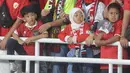 Suporter cilik tampak kecewa saat Timnas Indonesia kalah dari Jepang pada laga Grup C putaran ketiga Kualifikasi Piala Dunia 2026 Zona Asia di SUGBK, Jakarta, Jumat (15/11/2024). Skuad Garuda menyerah empat gol tanpa balas. (Bola.com.M Iqbal Ichsan)