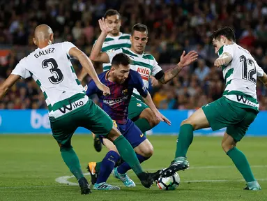 Penyerang Barcelona, Lionel Messi (tengah) berusaha melewati tiga pemain Eibar saat bertanding pada pertandingan La Liga Spanyol di stadion Camp Nou di Barcelona, Spanyol, (19/9). Barcelona menang telak 6-1 atas SD Eibar. (AFP Photo/Pau Barrena)