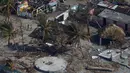 Akibat terjangan badai Matthew ini banyak atap rumah yang hancur, air bersih yang tercemar, hewan ternak mati yang akhirnya menimbulkan krisis kemanusiaan di Haiti, Senin (10/10). (REUTERS/Carlos Garcia Rawlins)