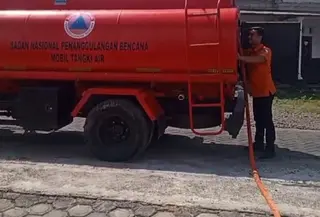 Petugas BPBD Banyuwangi melakukan  droping air bersih ke sejumlah desa yang tersebar di empat kecamatan.