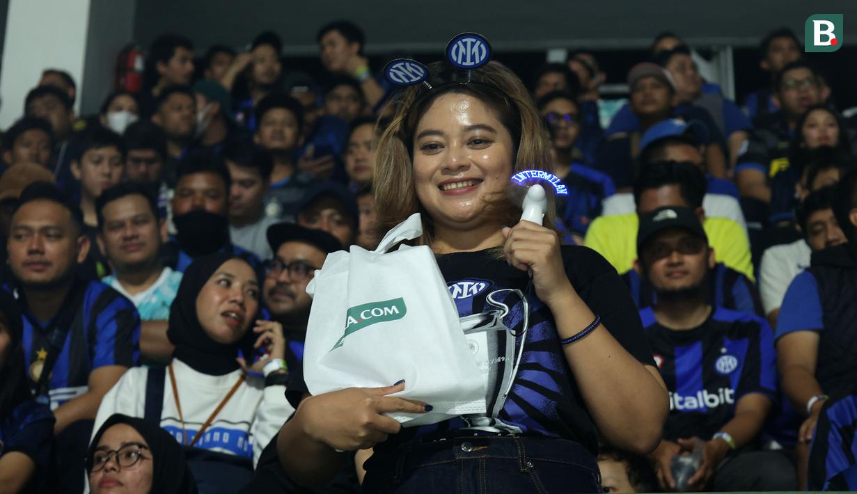 Fans Inter Milan mendapatkan hadiah dari Bola.com dalam kegiatan nonton bareng final Liga Champions 2022/2023 antara Inter Milan vs Man City yang diselenggarakan oleh Inter Club Indonesia (ICI) di Tennis Indoor Senayan, Jakarta, Minggu (11/6/2023) dini hari WIB. (Bola.com/M Iqbal Ichsan)