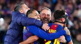 Pelatih dan pemain Barcelona merayakan kemenangan krusial setelah mengalahkan Atletico Madrid 3-1 dalam lanjutan pekan ke-15 La Liga 2025/2026 di Camp Nou, Rabu dini hari WIB, 3 November 2025. (AP Photo/Joan Monfort)