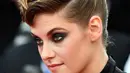 Aktris dan juri Kristen Stewart berpose saat menghadiri pemutaran film "Todos Lo Saben (Everybody Knows)" dan pembukaan festival film internasional ke-71, Cannes, Prancis, (8/5). (AFP Photo/Alberto Pizzoli)