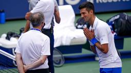 Petenis Serbia, Novak Djokovic, meminta maaf kepada wasit usai insiden bola mengenai hakim garis pada AS Terbuka, di Flushing Meadows, Senin (7/9/2020). Djokovic didiskualifikasi karena memukulkan bola tenis ke arah hakim garis. (AP/Seth Wenig)