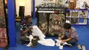 Pekerja membuat batik saat mengikuti pameran Indonesia Trade Expo (ITE) 2017 di ICE, BSD, Tangerang Selatan, Rabu (11/10). Pameran ini diikuti oleh 1.100 perusahaan nasional dengan dengan target mendatangkan 16.000 pengunjung. (Liputan6.com/Angga Yuniar)