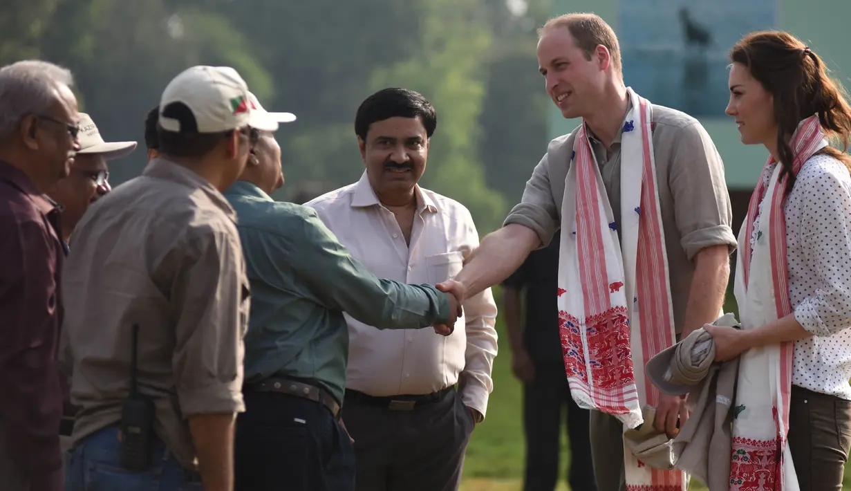 Pangeran William dan Kate Middleton saat tiba di Kaziranga National Park, Assam, India, Rabu (13/4/2016). William dan Kate akan melakukan tur selama seminggu di India dan Bhutan. (AFP Photo/Biju Boro)