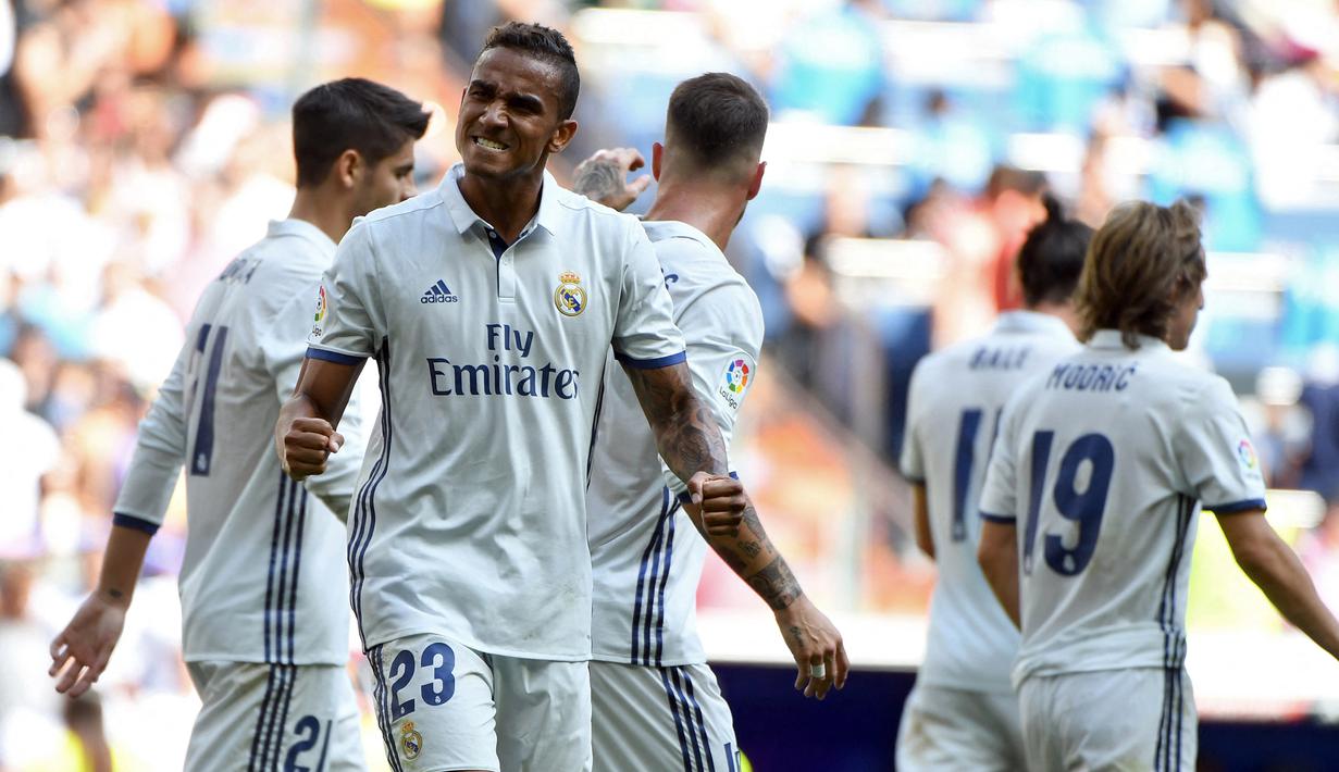 Danilo. Bek kanan Brasil berusia 30 tahun yang telah tiga musim memperkuat Juventus usai didatangkan dari Manchester City pada awal musim 2019/2020 dengan nilai transfer 37 juta euro ini total telah memperkuat 6 klub sepanjang kariernya. Tiga klub terakhirnya merupakan klub yang berkompetisi di Liga terbaik dunia, yaitu Real Madrid, Manchester City dan Juventus. Bersama Real Madrid yang diperkuatnya selama 2 musim mulai 2015/2016 hingga 2016/2017 usai didatangkan dari FC Porto dengan nilai transfer 31,5 juta euro, ia mampu menjuarai La Liga di musim keduanya dengan tampil dalam 17 laga di Liga Spanyol dengan torehan 1 gol dan 2 assist. (AFP/Gerard Julien)