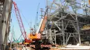 Petugas beraktivitas di pembangunan pembangkit listrik tenaga uap (PLTU) Lontar unit 4 di Balaraja, Banten, Jumat (29/3/2019). Proyek PLTU Lontar dengan kapasitas 315 MW kini sudah mencapai 86 persen dan rencananya bisa beroperasi pada September 2019. (Liputan6.com/Herman Zakharia)