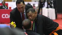 Sempat ada insiden antara Ketua Harian PB Ikatan Pencak Silat Indonesia (IPSI), Benny Sumarsono (kiri) dengan pelatih pencak silat Indonesia,  Bondan. Benny lalu meminta Bondan untuk keluar. Dia menunjuk-nunjuk pintu keluar venue silat SEA Games 2021, untuk meminta Bondan segera angkat kaki dari lapangan. (Bola.com/Ikhwan Yanuar)