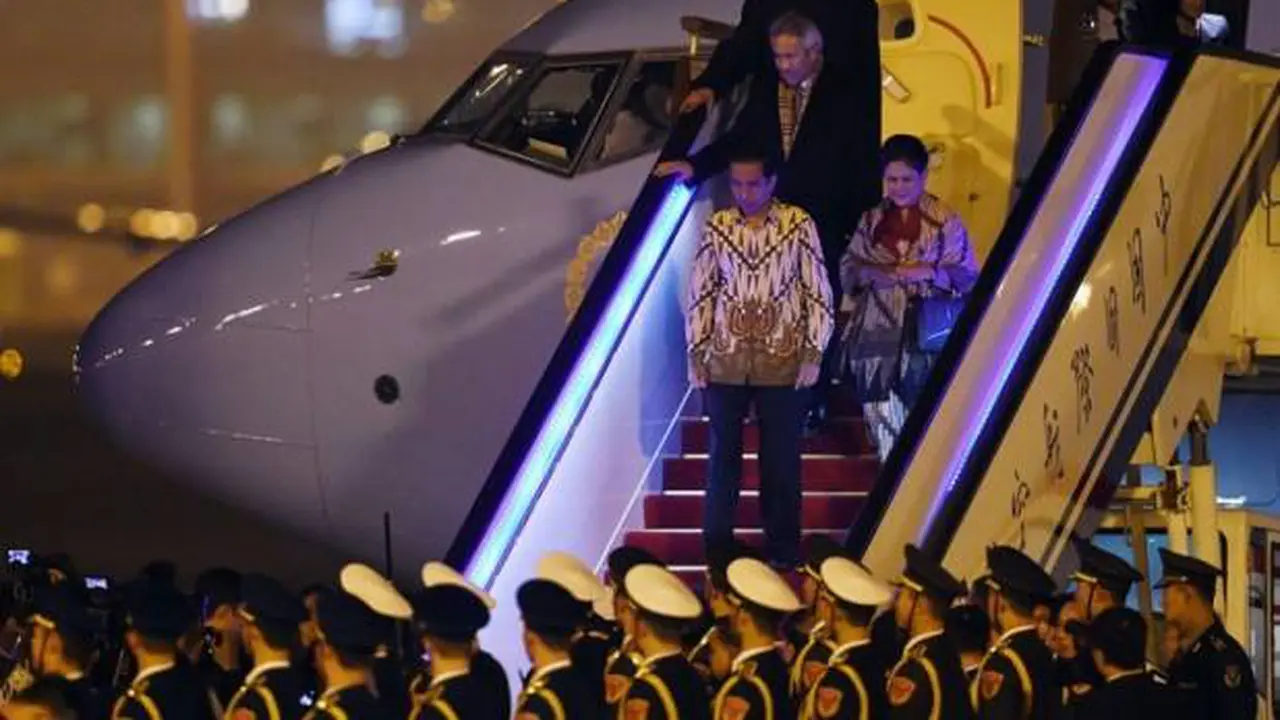 Udara Dingin di Beijing, Ibu Negara Tetap Gunakan Batik