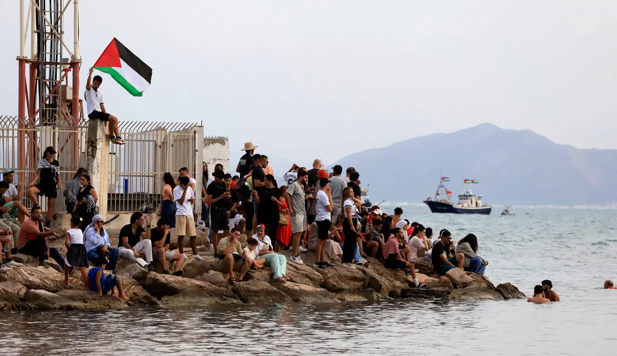 Para aktivis yang terlibat dalam pelayaran Global Sumud Flotilla menuntut diakhirinya pengepungan Israel terhadap Gaza, dengan menyebutnya sebagai bagian dari genosida yang sedang berlangsung terhadap rakyat Palestina. (AP Photo/Anis Mili)
