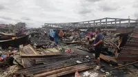 Seorang pedagang di Pasar Cik Puan melihat puing-puing kebakaran yang terjadi pada Minggu kemarin. (Liputan6.com/M Syukur)