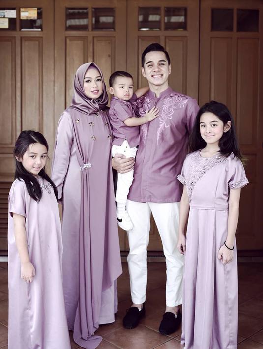 Rionaldo Stockhorst menikah dengan Aurelia Beata Schulz pada 27 Oktober 2007. Keduanya sekarang hidup bahagia dengan hadirnya tiga orang anak. (Liputan6.com/IG/@rio.stokhorst)