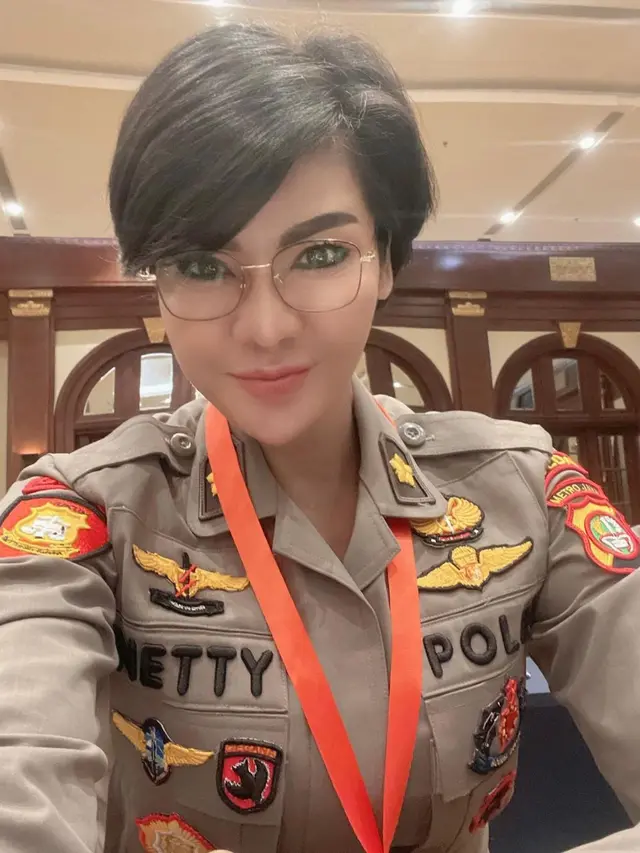 Disebut Mirip Artis, Ini 6 Potret Polwan Netty Rosdiana Siagian yang Viral