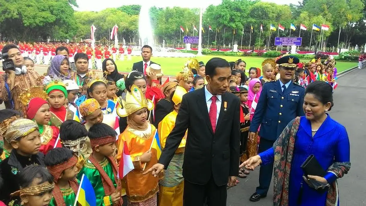 Anak-anak berbaju daerah berjejer menyambut Presiden Ukraina di Istana Merdeka