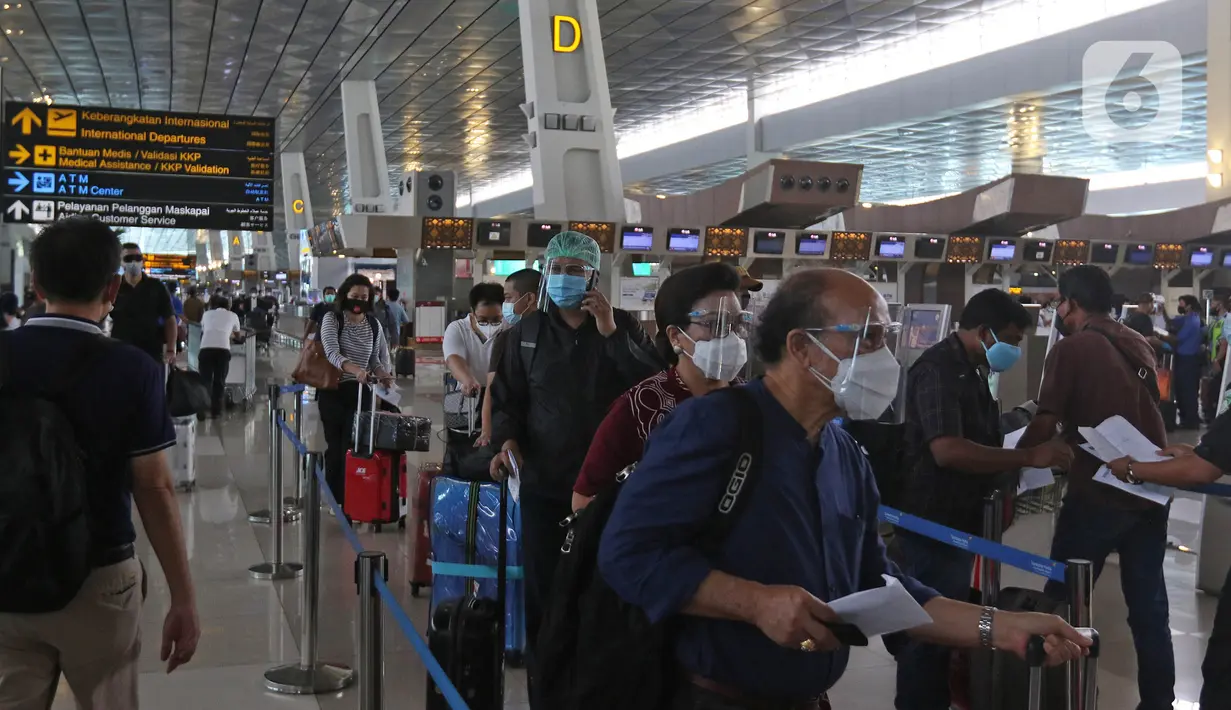 Calon penumpang mengantre di pelayanan tiket di Terminal 3 Bandara Soekarno Hatta, Tangerang, Banten, Selasa (10/11/2020). Garuda Indonesia dan Citylink juga memberlakukan pembebasan biaya reschedule mupun refund tiket bagi penumpang yang terdampak kemacetan. (Liputan6.com/Herman Zakharia)
