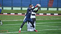 Kiper Persib Bandung, Teja Paku Alam. (Bola.com/Erwin Snaz)