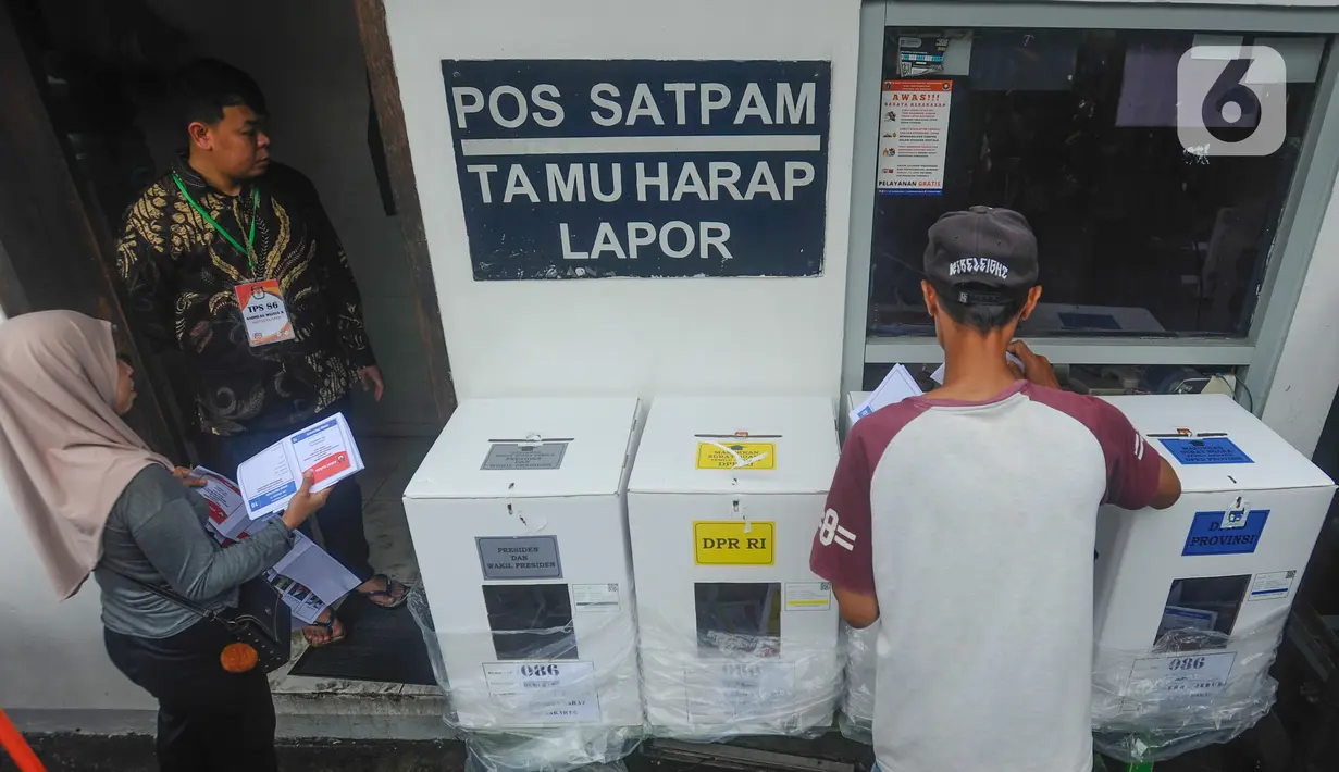 Waktu untuk melakukan pencoblosan mengalami keterlambatan dan TPS dipindahkan ke Pos Satpam akibat banjir menggenangi kawasan tersebut setinggi 1 meter. (merdeka.com/Arie Basuki)