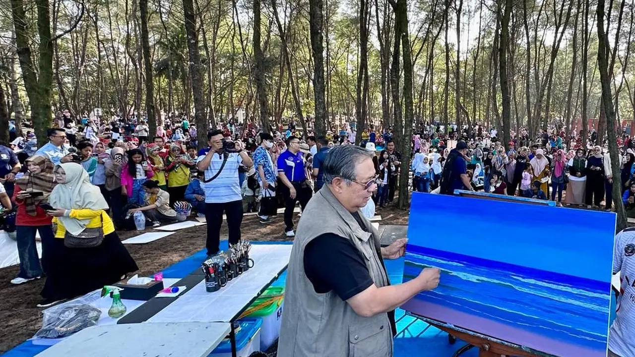 Ratusan pelajar dari berbagai SD, SMP, SMA, dan SLB di Pacitan ikut melukis bareng Presiden ke-6 RI Susilo Bambang Yudhoyono (SBY), Minggu (25/6/2023).