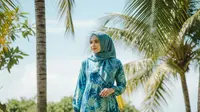 7 Model Gamis yang Tetap “Rapi &amp; Adem” untuk Komuter Motor Setiap Hari