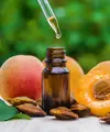 Apricot Kernel Oil aman untuk semua jenis kulit, karena sangat kaya akan vitamin A yang menutrisi dan menghidrasi kulit. Oil ini juga membantu menghaluskan dan menenangkan iritasi bagi kulit sensitif. Foto: Shutterstock.