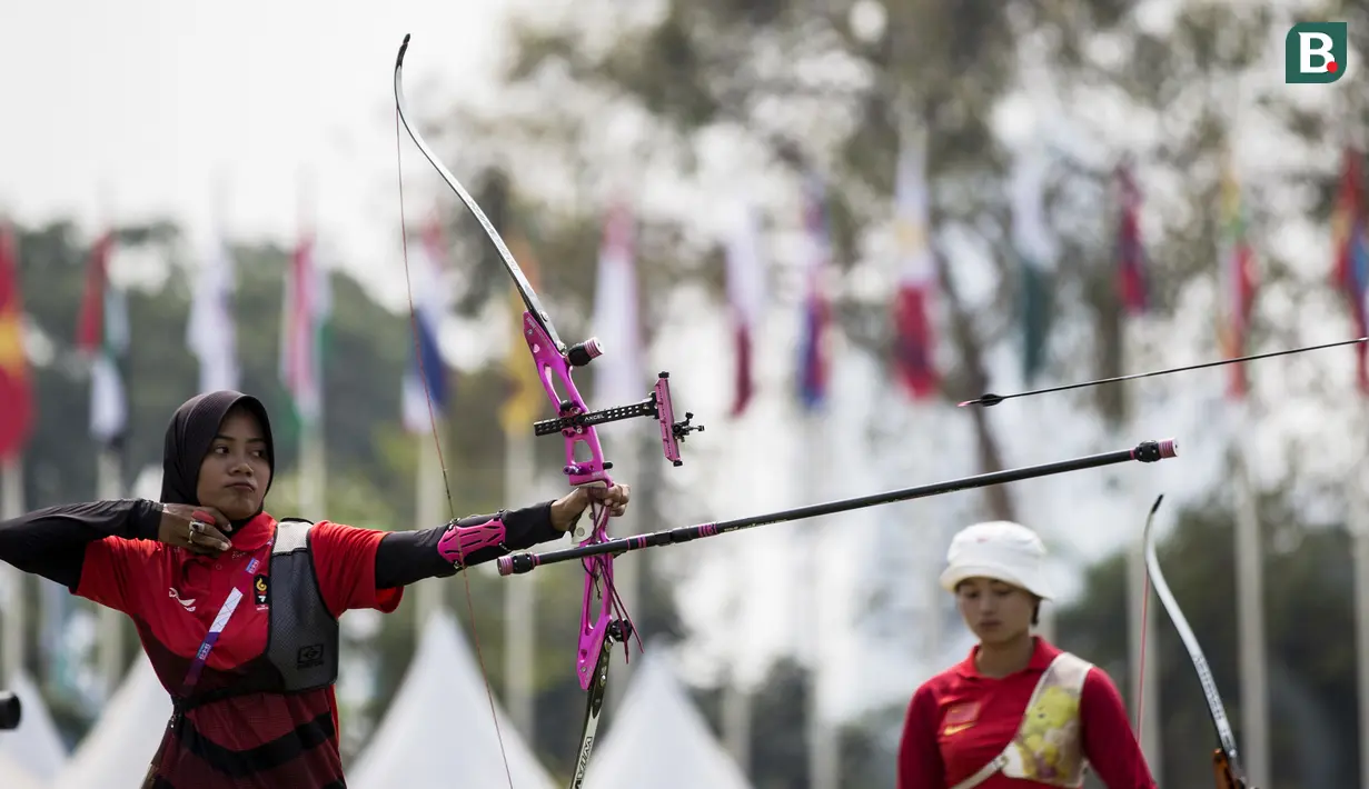 Pemanah putri Indonesia, Choirunisa Diananda, saat berlaga pada nomor recurve women individual Asian Games di Lapangan Panahan, Senayan, Jakarta, Selasa (28/8/2018). Choirunisa Diananda mendapat medali perak. (Bola.com/Vitalis Yogi Trisna)