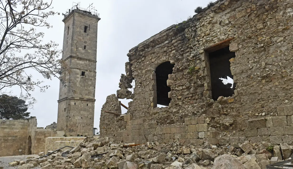 Benteng kuno Aleppo rusak setelah gempa mematikan yang mengguncang Suriah, Senin (6/2/2023). Bahkan sebelum gempa bumi, gedung-gedung di Aleppo sering runtuh karena infrastruktur yang buruk setelah lebih dari satu dekade perang dan kurangnya pengawasan untuk memastikan keamanan proyek konstruksi baru. (Photo by AFP)