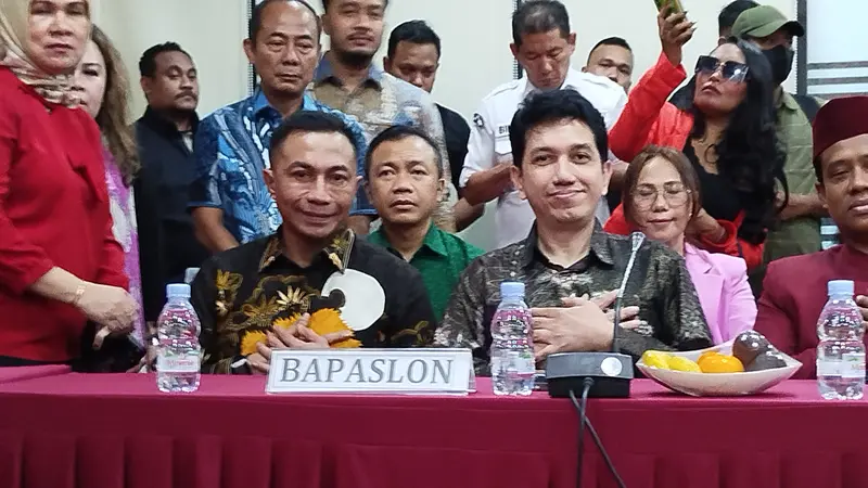 Bakal pasangan calon dari jalur independen Dharma Pongrekun dan Kun Wardana (Dharma-Kun) bertandang ke Komisi Pemilihan Umum (KPU) DKI Jakarta pada Senin (19/8/2024) (Liputan6.com/Ady Anugrahadi)