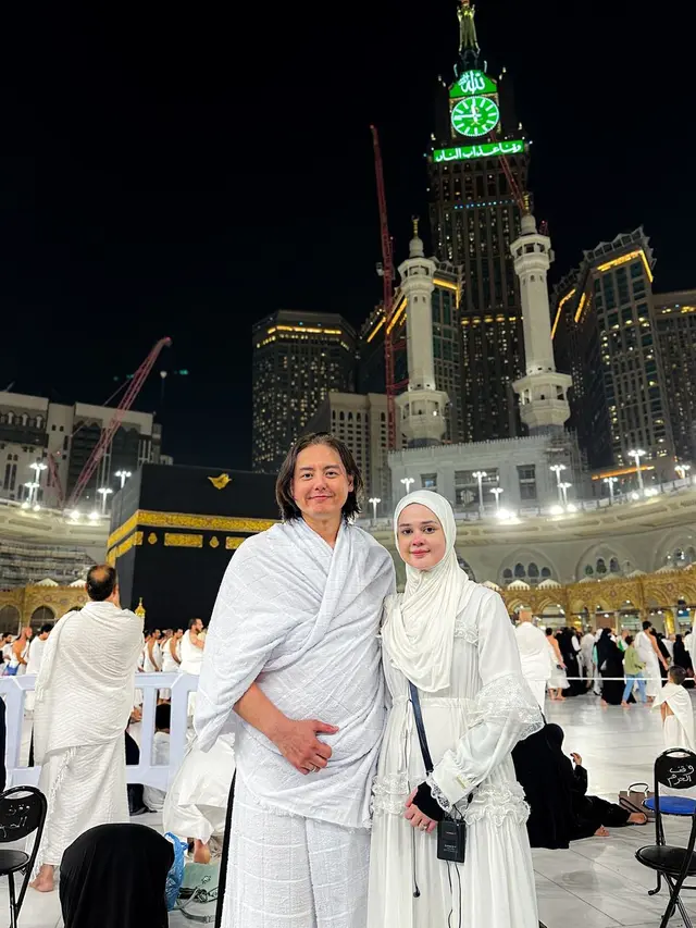 6 Potret Roger Danuarta dan Cut Meyriska Jalani Umrah, Khusyuk di Depan Ka'bah