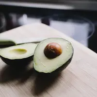 Masker rambut dari buah avokad | unsplash.com