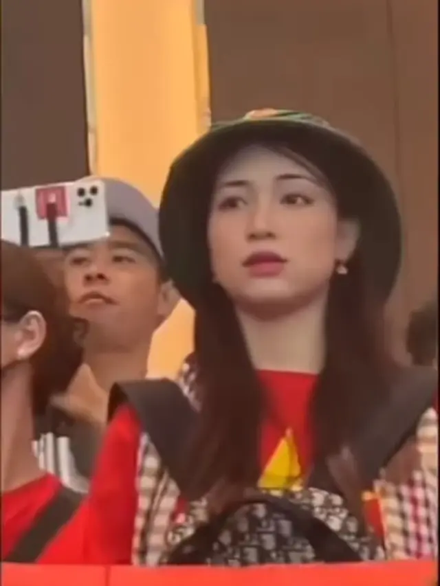 Potret Hoa Minzy Penyanyi Vietnam yang Jadi Suporter di SEA Games 2023