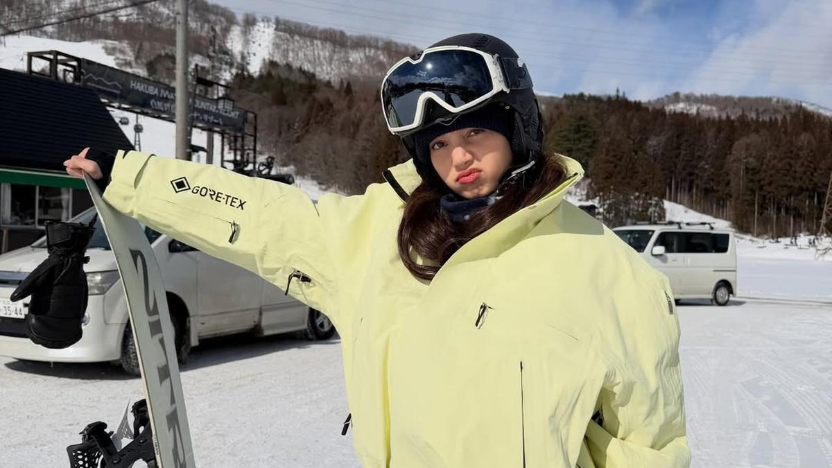 Tampil Futuristik dan Edgy, Gaya Lisa BLACKPINK Pakai Jaket Nike x Jacquemus Rp12 Juta-an saat Main Ski