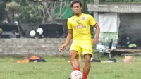Pemain Arema, Gitra Yuda Furton tak sabar menjalani laga uji coba lawan Martapura FC (Iwan Setiawan/Bola.com)