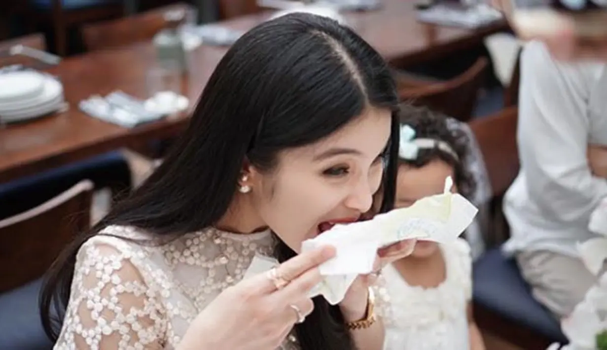 “Kemarin papa & maminya baby RM dikerjain temen temen, cobain coklat di popok & tebak itu coklat apa. seru bgt gamesnya! Makasih sahabat2ku sayang . Seneng bgt, baby RM beruntung punya onti & uncle kayak kalian!” tulis Sandra. (Instagram/sandradewi88)