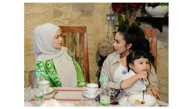 Intip Model Gamis Siti Nurhaliza saat Krisdayanti Berkunjung ke Rumahnya di Malaysia