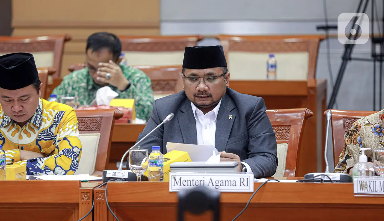 Menteri Agama Yaqut Cholil Qoumas (tengah) saat rapat kerja dengan Komisi VIII DPR RI di Gedung Parlemen, Jakarta, Kamis (19/1/2023). Rapat kerja membahas kinerja penyelenggaraan ibadah Haji. (Liputan6.com/Faizal Fanani)