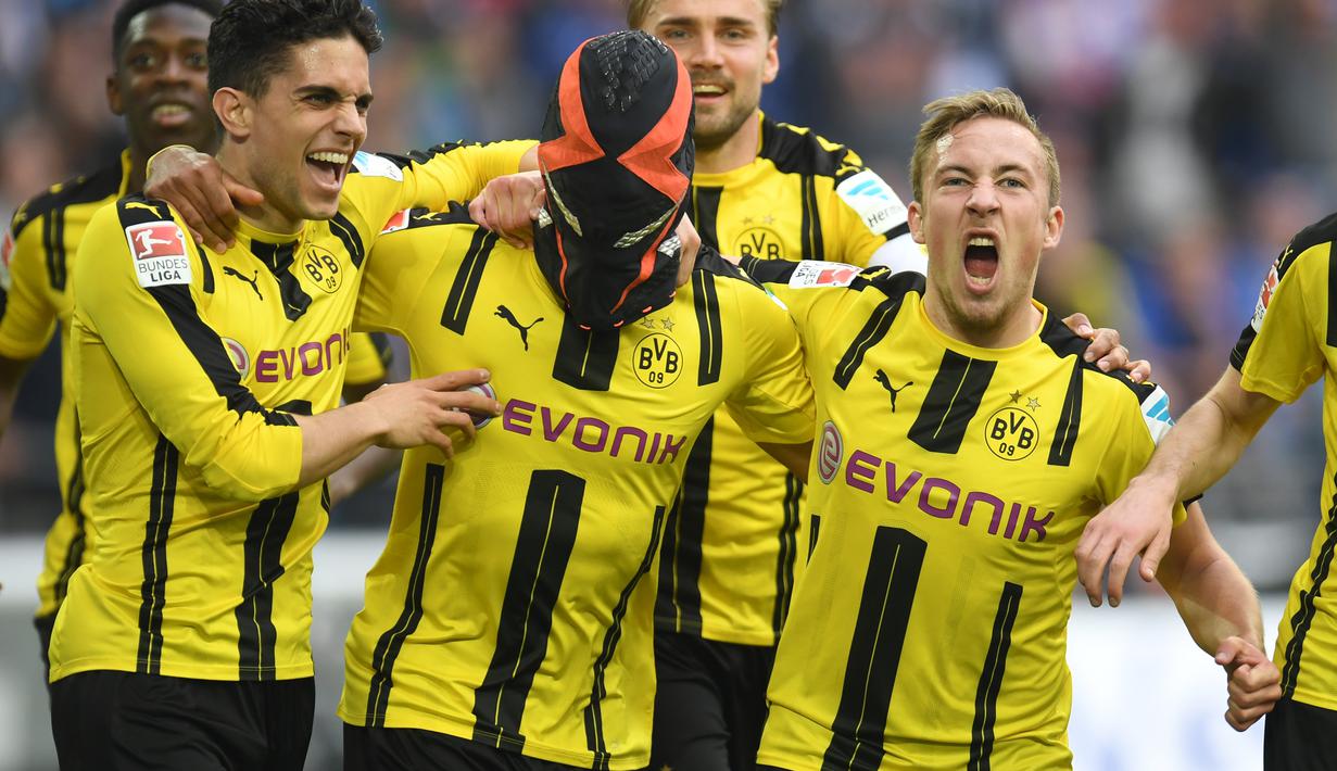 3. Venom (Borussia Dortmund) - Model topeng yang berbeda dipamerkan Aubameyang dipenghujung kariernya bersama Dortmund. Karakter Venom dipamerkan pemain binaan AC Milan tersebut saat berselebrasi. (AFP/Patrik Stollarz)