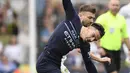 <p>Gelandang Leeds United, Stuart Dallas (belakang) bersaing dengan gelandang Manchester City, Jack Grealish pada pertandingan lanjutan Liga Inggris di Elland Road di Leeds, Inggris utara (30/4/2022). Man City kembali ke puncak klasemen berkat keunggulan satu poin atas Liverpool. (AFP/Oli Scarff)</p>
