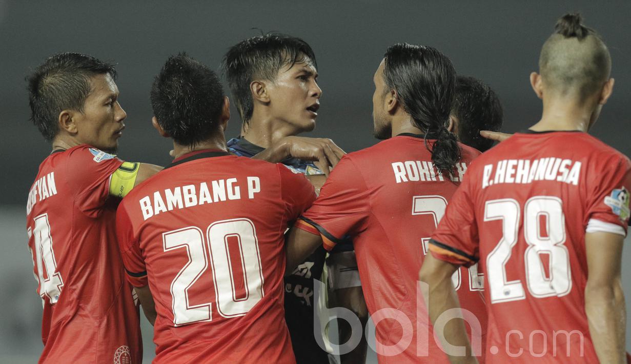 Kapten Arema, Alfarizi, bersitegang dengan pemain Persija pada laga lanjutan liga 1 Indonesia di Stadion Patriot, Bekasi, Jumat (02/06/2017). Persija Menang 2-0. (Bola.com/M Iqbal Ichsan)