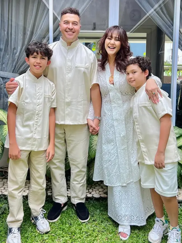 Gaya Artis dan Ibu Pejabat Kenakan Atasan Siluet Kebaya saat Lebaran.