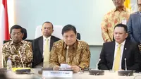 Ketum Partai Golkar Airlangga Hartarto (tengah) bersama Bambang Soesatyo (kiri) dan sekjen Golkar saat memberikan keterangan perihal ketua DPR RI di Gedung DPR, Jakarta, Senin (15/1). (Liputan6.com/Angga Yuniar)