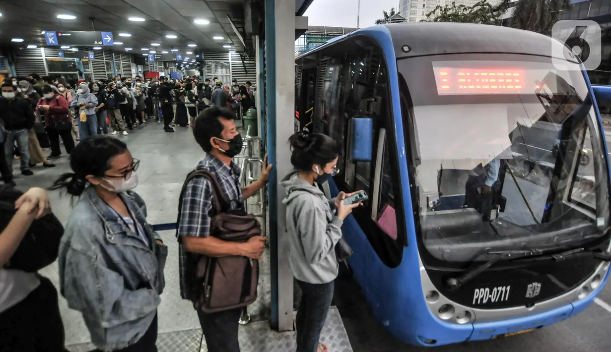 <p>Calon penumpang bus Transjakarta antre untuk menaiki bus di Halte Harmoni, Jakarta, Selasa (10/5/2022). Penumpang bus Transjakarta kembali padat usai warga kembali beraktivitas pascalibur Lebaran. (merdeka.com/Iqbal S. Nugroho)</p>