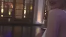 Amber Heard mengunggah video di Instagram saat menyaksikan atraksi api dengan kutipan Hello Bali saat berada di sebuah Hotel di Bali, Indonesia. (Instagram/@amberheard)