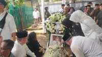 Suara Dodi Reza Bergetar saat Kumandangkan Azan di Samping Jenazah Sang Ayah Alex Noerdin