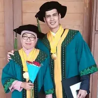 Bukan hanya tampan dan pintar, namun dr.Ryan semasa hidupnya juga mencintai sang ibu. Di fotonya ini ia menuliskan, “Jika kalian ingin menilai pribadi laki laki lihat bagaimana sikap dia memperlakukan ibunya”. (Instagram/dr_ryanthamrin)