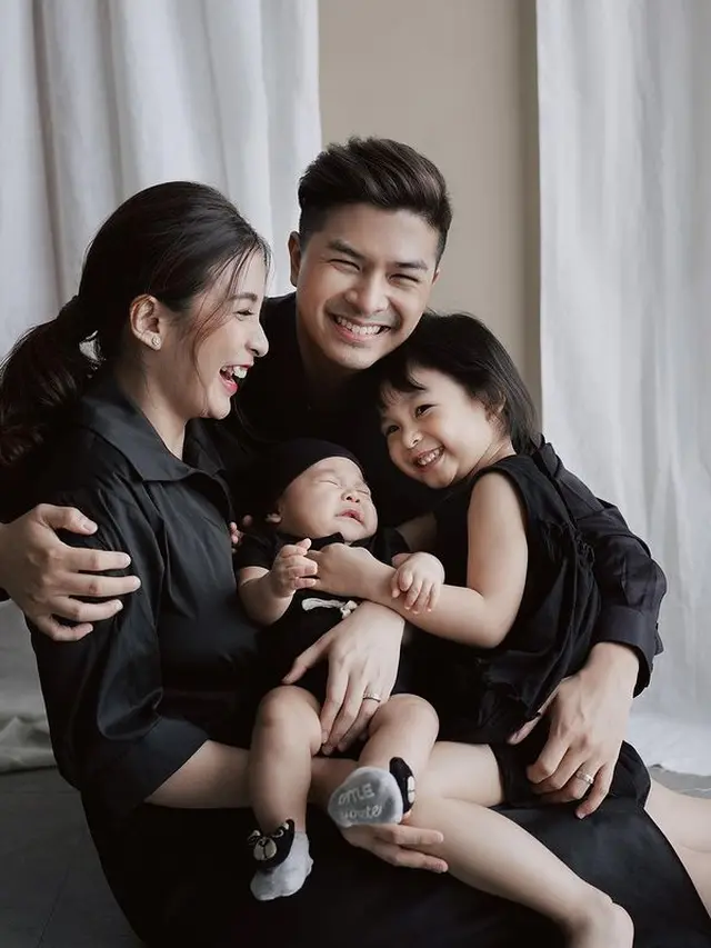 7 Pemotretan Terbaru Chelsea Olivia dan Glenn Alinskie Bersama Kedua Anaknya