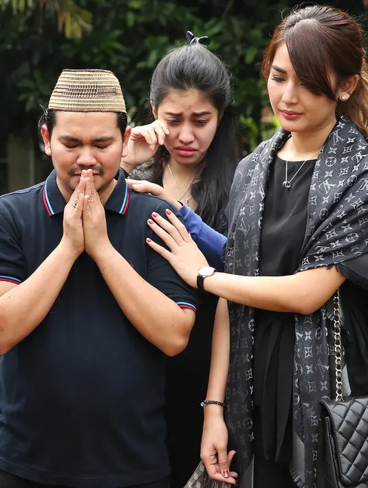 “Akhirnya dikubur deket situ, pengen aja nanti Kenward ketemu eyang kakung sama eyang putrinya," ujar Indra Bekti saat ditemui di kediamannya di kawasan Radio Dalam, Jakarta Selatan, Rabu (1/2/2017). (Bambang E. Ros/Bintang.com)