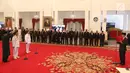 Presiden Joko Widodo (kanan) membacakan sumpah jabatan saat melantik Syamsuar-Edy Natar Nasution sebagai Gubernur dan Wakil Gubernur Riau periode 2019-2024 di Istana Negara, Jakarta, Rabu (20/2). (Liputan6.com/Angga Yuniar)